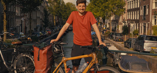 Ingwar Perowanowitsch mit Fahrrad in Amsterdam