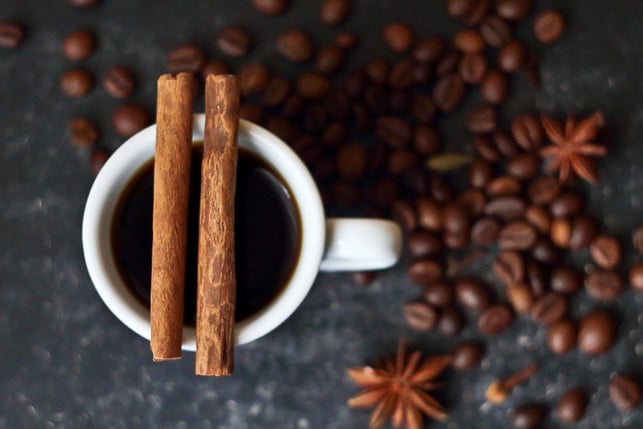 verfeinere-deinen-kaffee-mit-zimt-statt-zucker-fuer-cc0-pixabay-santarina81-230523_download Verfeinere deinen Kaffee mit Zimt statt Zucker für eine leichte, würzige Süße.