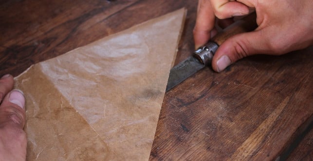 trenne-das-gefaltete-dreieck-an-der-faltkante-pascal-thiele-utopiade-200305_download Trenne das gefaltete Dreieck an der Faltkante.