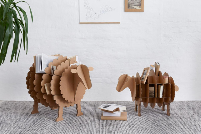 Pappmoebel-stange-design-schaf-ku-StangeDesign-231130 "Nutztiere" mit Regalfunktion: Pappschafe Molly & Teeny von Stange Design