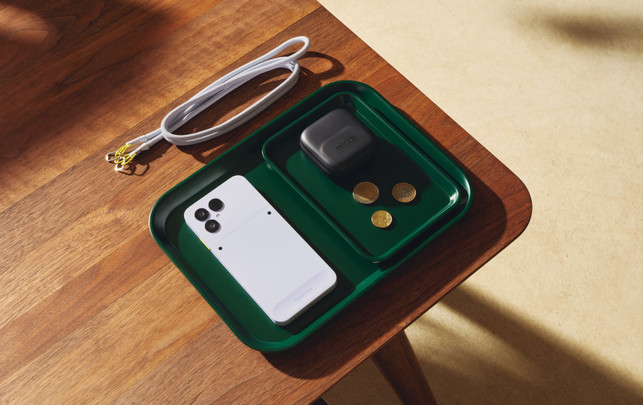 Vier Fairphone 6, dreimal von hinten, in den Farben grün, grau und weiß. Einmal von vorne in der weißen Variante. Fairphone 6