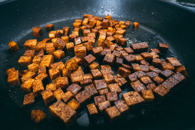 knusprig-angebratene-tofuwuerfel-cc0-pixabay-martin-staffa-191218_download Sogar aus Tofu gelingt ein schneller Salat