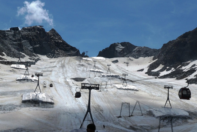 oft-muessen-schneekanonen-den-skipisten-auf-den-gle-cc0pixabayelsemargriet-200217_download Oft müssen Schneekanonen den Skipisten auf den Gletschern nachhelfen.