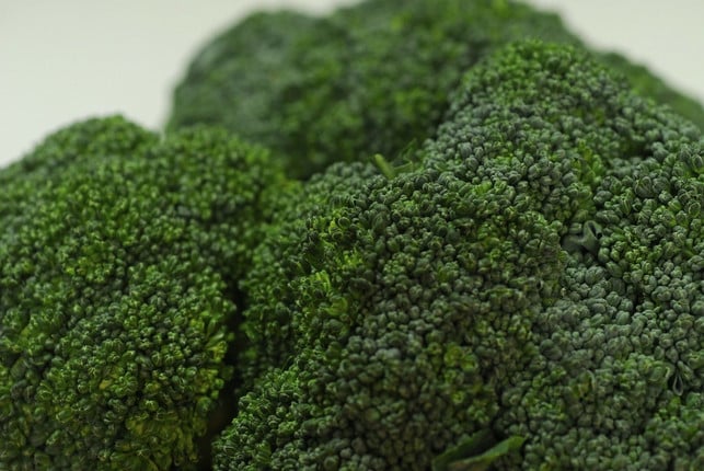 gut-geoelt-kannst-du-brokkoli-auch-im-backofen-zube-cc0-pixabay-urande-190212_download Statt Brokkoli zu kochen, kannst du ihn in der Pfanne braten oder dünsten.