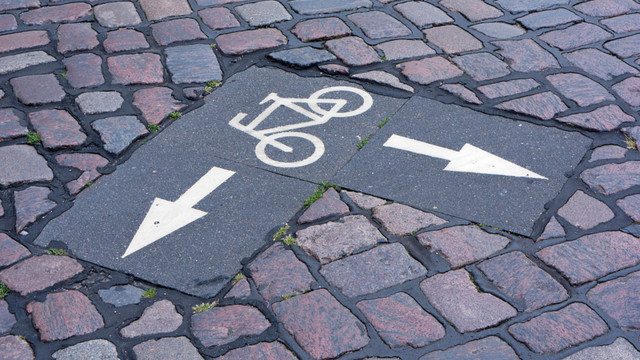 Fahrradweg-Markierung auf Straßenpflaster Fahrradweg-Markierung