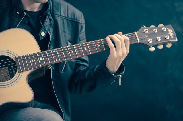 du-hast-freude-am-gitarre-spielen-dann-baue-diese-cc0-pixabay-firmbee-200320_download Du hast Freude am Gitarre spielen? Dann baue diese Aktivität regelmäßig in deinen Alltag ein, um positives Denken zu fördern.