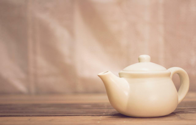 Das Aufkochen einer Kanne statt einzelner Tassen Tee spart auch im Homeoffice Energie.