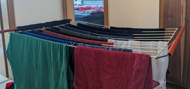 Wäsche in der Wohnung trocknen: So lüftest du im Winter richtig