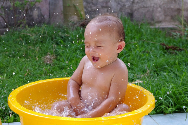 beim-baden-im-badeeimer-kann-dein-kind-sich-entspa-cc0-pixabay-djero-190712_download Beim Baden im Badeeimer kann dein Kind sich entspannt hinhocken.