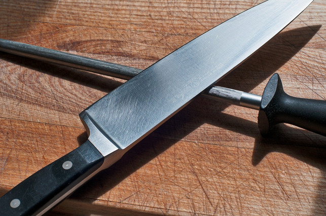 mit-einem-wetzstahl-kannst-du-dein-messer-schaerfen-cc0-pixabay-steveraubenstine-230905_download Mit einem Wetzstahl kannst du dein Messer schärfen