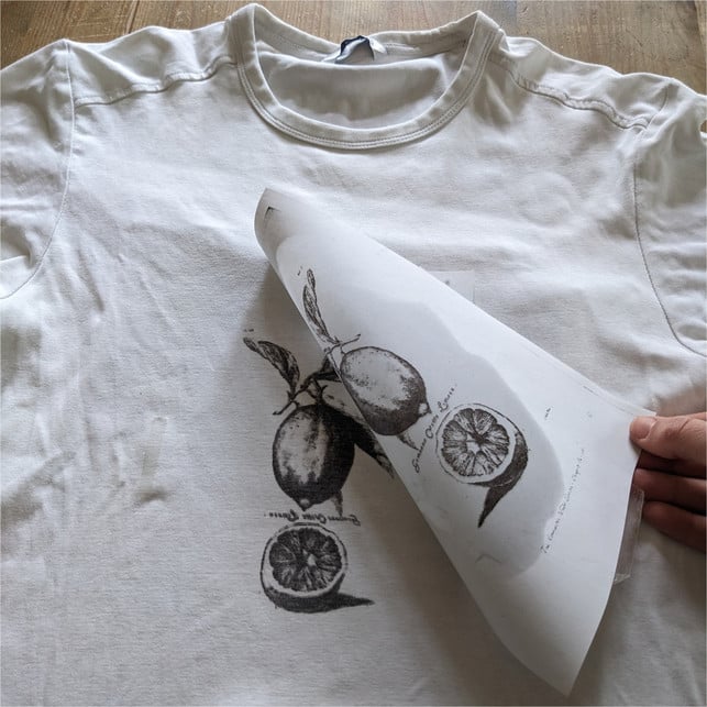 lavendeldruck-ist-eine-tolle-methode-um-alte-t-sh-sarah-gairing-utopia-230527_download Lavendeldruck ist eine tolle Methode, um alte T-Shirts neu zu gestalten.