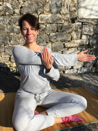 schultern-auch-nach-aussen-dehnen-martina-naumannutopiade-190108_download Schultern auch nach außen dehnen.