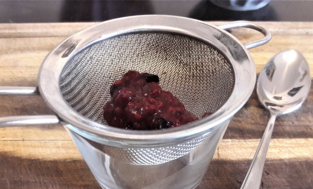 beeren-verleihen-der-seife-eine-roetliche-faerbung-sarah-gairing-utopia-221220_download Beeren verleihen deiner selbstgemachten Knetseife eine rote Färbung.