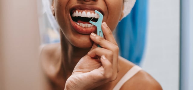 Zahnseiden-Produkte enthalten Ewigkeitschemikalien