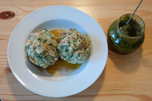 servieren-kannst-du-die-spinatknoedel-mit-selbst-ge-cc0-pixabay-hans-191030_download Servieren lassen sich die Spinatknödel mit selbst gemachtem Pesto.