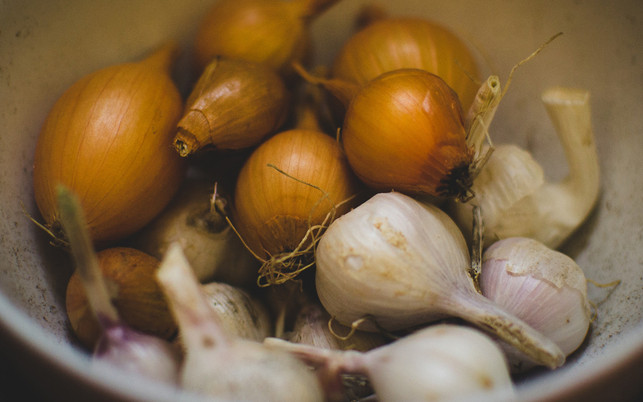 knoblauch-zwiebeln-pb-cc0-180327-1280x800 Lebensmittel nicht im Kühlschrank lagern: Zwiebeln und Knoblauch