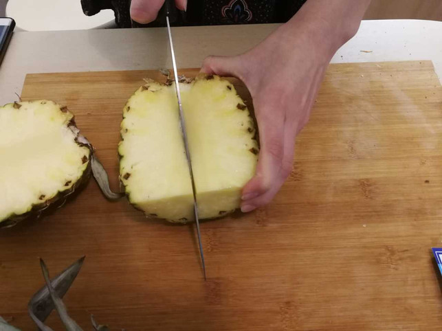 die-ananas-vierteln-utopia-inke-klabunde-190604_download Die Ananas vierteln.