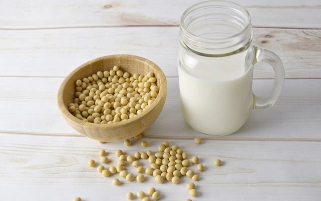 tofu-wird-aus-sojamilch-hergestellt-cc0-pixabay-bigfatcat-180806 Tofu wird aus Sojamilch hergestellt.
