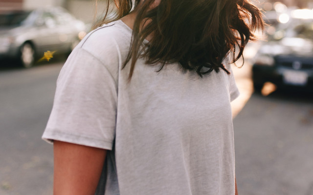 capsule-wardrobe-basics-us-matthew-hamilton-180209-1280x800 Basic Shirts und Tops gehören in jede Capsule Wardrobe