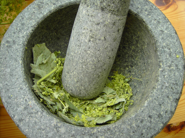 chop-the-dried-herbs-for-menst-cc0--pixabay--edith_e_i-260602_download Crush the dried herbs for menstrual tea in a mortar.