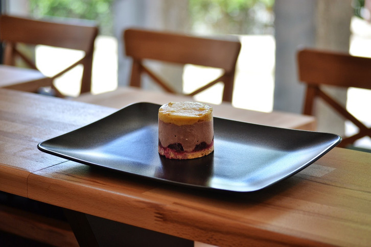 Aus Cashewkernen kannst du eine Creme machen, die sich für vegane Desserts eignet.