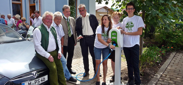 Uffing Energie-Plus-Bahnhof Eröffnung Strom-Tankstelle am Bahnhof Uffing während der Eröffnung des Solar-Bahnhofs (Foto: Andreas Holzhey)