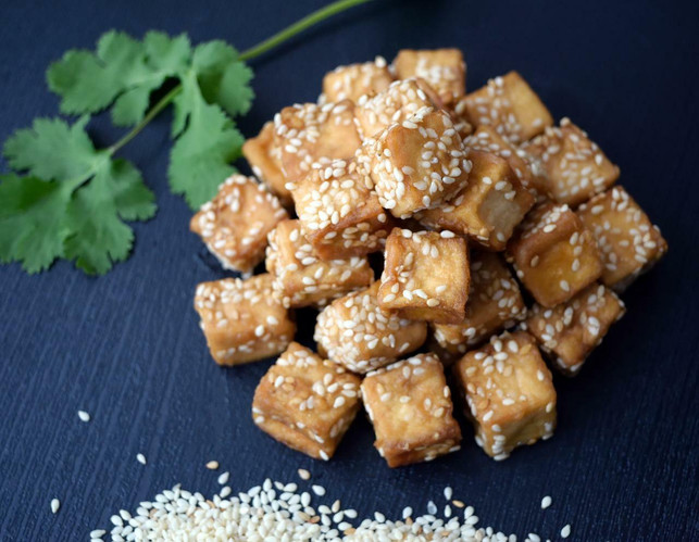 raeuchertofu-passt-sehr-gut-zu-reissalat-cc0-pixabay-yuelanliu-220428_download Räuchertofu passt sehr gut zu Reissalat.