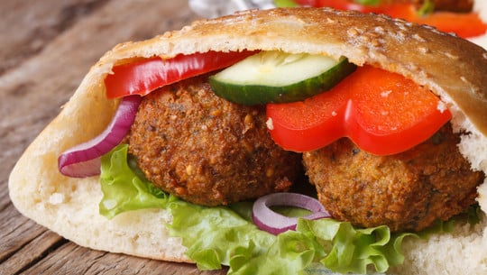 falafel with fresh vegetables in pita bread close-up gefülltes fladenbrot