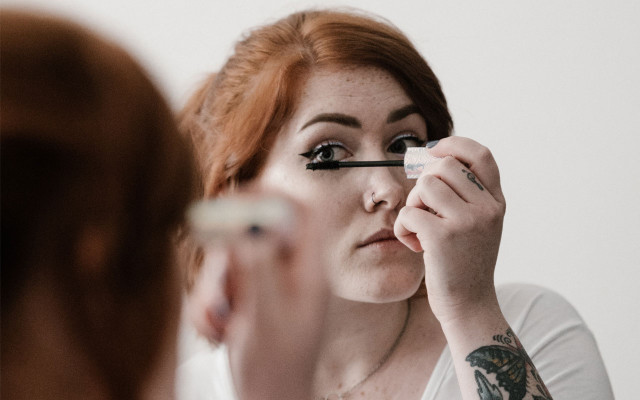 mikroplastik-mascara-us-annie-spratt-200203-1280x800 Mikroplastik Naturkosmetik Mascara