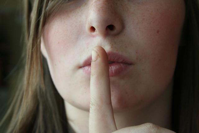 avoid-talking-while-eating-this-you-take-whom-cc0-pixabay-philm1310-230410_download Avoid talking while eating. This way you take in less air, which later leads to stomach noises.