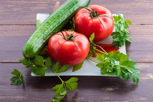 tomaten-und-gurke-im-salat-zusammen-lecker-aber-cc0-pixabay-alexey_marcov-200626_download Tomaten und Gurke: Im Salat zusammen lecker, aber lieber getrennt voneinander lagern.