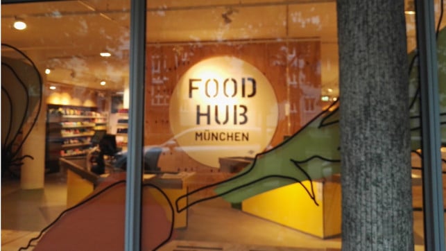 foodhub-muenchen-kassen-solidarischer-supermarkt-lp-utopia-211006-1280x720-1 Wie im normalen Supermarkt kannst du aus einem Vollsortiment wählen.