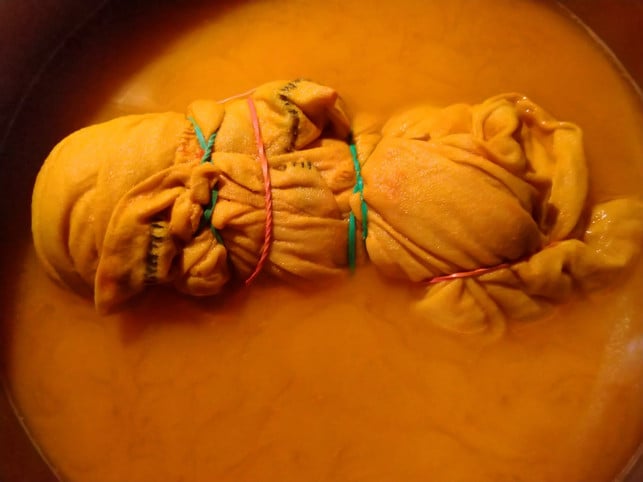 mit-gummibaendern-fixiertes-batik-shirt-in-kurkuma-maren-martiniutopia-200302_download Mit Gummibändern fixiertes Batik-Shirt in Kurkuma-Farbbad.