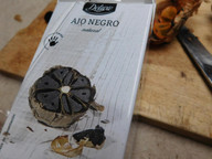 der-schwarze-knoblauch-der-lidl-eigenmarke-deluxe-pascal-thiele-utopiade-180607_download Schwarzen Knoblauch gibt es zum Beispiel von der Lidl-Eigenmarke "Deluxe".