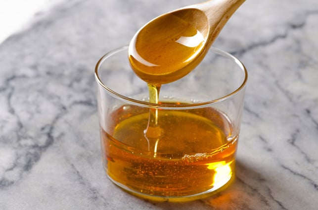 zucker-alternativen-agavensirup-w-pat_hastings-161011-1280x850 Agavendicksaft enthält viel Fruktose, deshalb sollten Menschen mit Fruktoseunverträglichkeit lieber auf den Zuckerersatz verzichten.