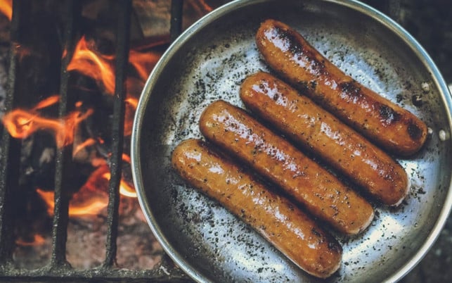 bratwuerste-vegan-grill-us-Rachel-Clark-220602-1280x800 Vegane Bratwürste bestehen meist aus Tofu, Seitan oder Lupinen.