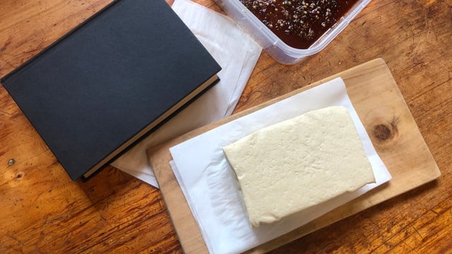 tofu-pressen-lina-brammertz_utopia-250503 Tofu pressen