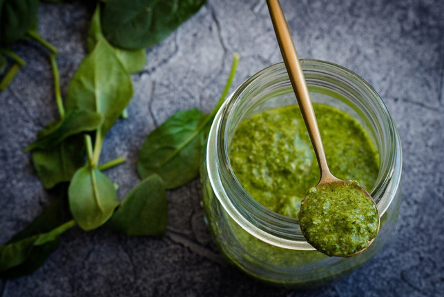 junge-zarte-blaetter-lassen-sich-gut-zu-einem-pest-cc0-pixabay-lyubovkardakova-210316_download Junge, zarte Blätter lassen sich gut zu einem Pesto verarbeiten.