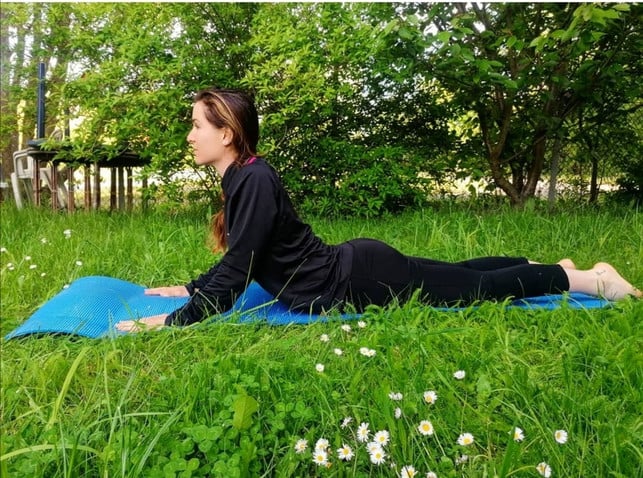 bei-der-grossen-yoga-kobra-hebst-du-deinen-oberkoerp-cornelia-schweickhardt-utopia-210605_download Bei der großen Yoga-Kobra hebst du deinen Oberkörper weiter an.