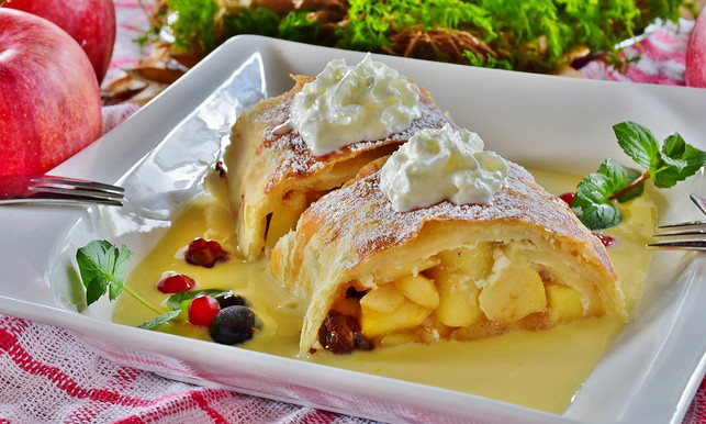 zum-apfelstrudel-darf-eine-vollmundige-vanillesosse-cc0-pixabay-ritae-181122_download Zum Apfelstrudel darf eine vollmundige Vanillesoße nicht fehlen! Mit Sojamilch und ohne Ei kannst sie auch ganz leicht vegan zubereiten.