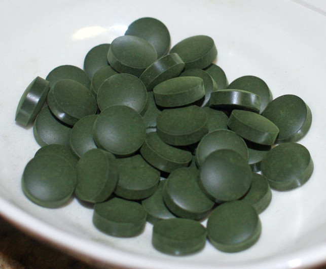 728px-spirulina_tablets Spirulina-Tabletten