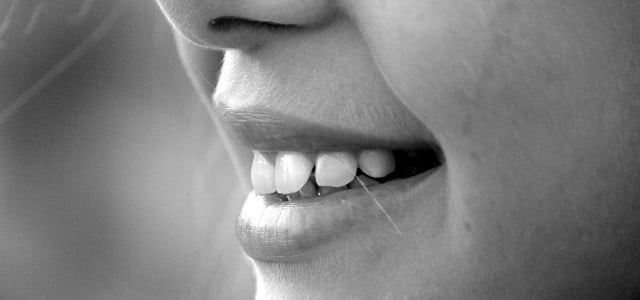 Ein metallischer Geschmack im Mund kann viele Ursachen haben