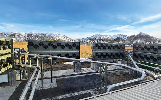 Orca-z-climeworks-carbfix-20210910-1280x800 Die Kollektoren saugen das CO2 auf, setzen es frei und pumpen es 1.000 Meter in die Tiefe, wo es versteinert.
