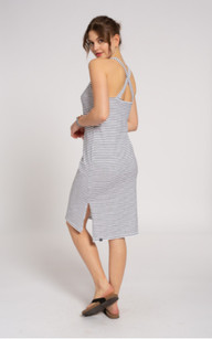 nachhaltige-sommerkleider-s-recolution-jereykleid-stripes-210522-500x800-1 Gestreiftes Trägerkleid von recolution