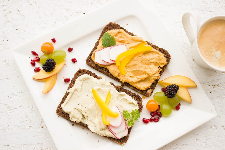 Whole grain bread with fruit and vegetables: a fiber-rich breakfast