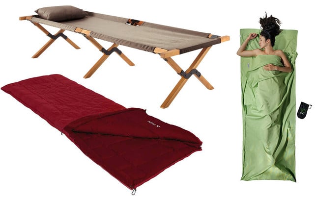 Outdoor-Zubehör: Schlafen Camping-Zubehör: Feldbett von Maisons du Monde, Hüttenschlafsack von Cocoon, Schlafsack von Vaude