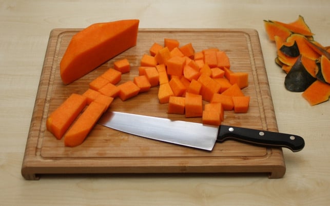 schneide-den-geschaelten-muskatkuerbis-in-wuerfeln-maria-hohenthalutopia-190930_download Schneide den geschälten Muskatkürbis zum Beispiel in Würfel.