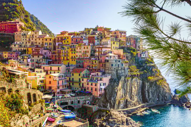 die-fuenf-doerfer-der-cinque-terre-liegen-an-der-riv-cc0--pixabay--kookay-250625_download Die fünf Dörfer der Cinque Terre liegen an der Riviera und sind per Zugstrecke verbunden.
