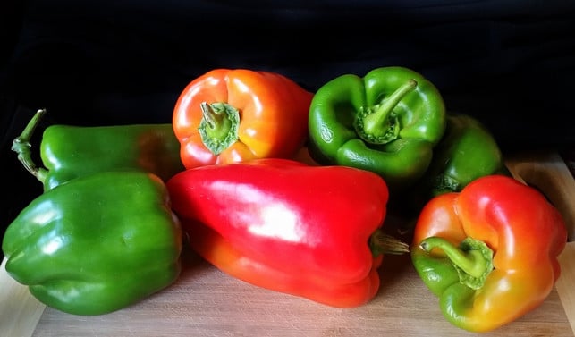 die-farbe-der-paprika-sagt-etwas-ueber-den-reifegra-cc0-pixabay-buntysmum-190417_download Rote Paprika ist gesund und enthält mehr Nährstoffe als grüne.
