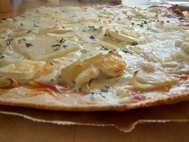 zusammen-mit-creme-fraiche-und-ziegenkaese-bilden-m-utopia-leonie-barghorn-200520_download Zusammen mit Crème fraîche und Ziegenkäse bilden Mairübchen einen tollen Belag für Flammkuchen.